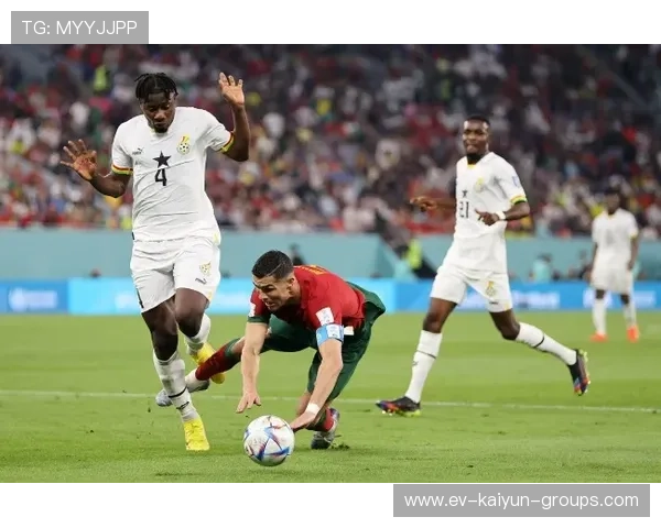 不满被换下!加纳乔在替补席生闷气,加纳ghana